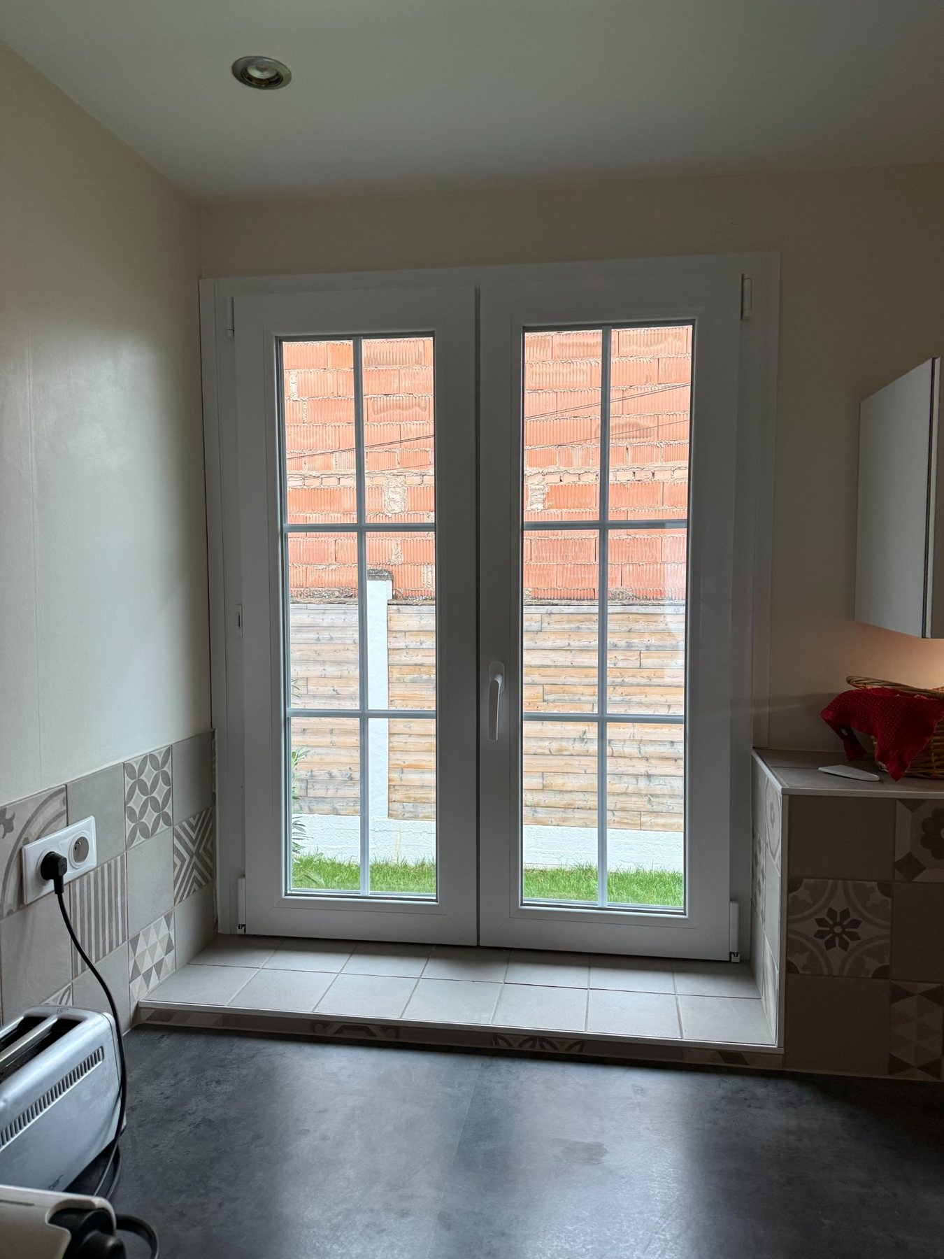Porte-fenêtre blanche vue intérieure