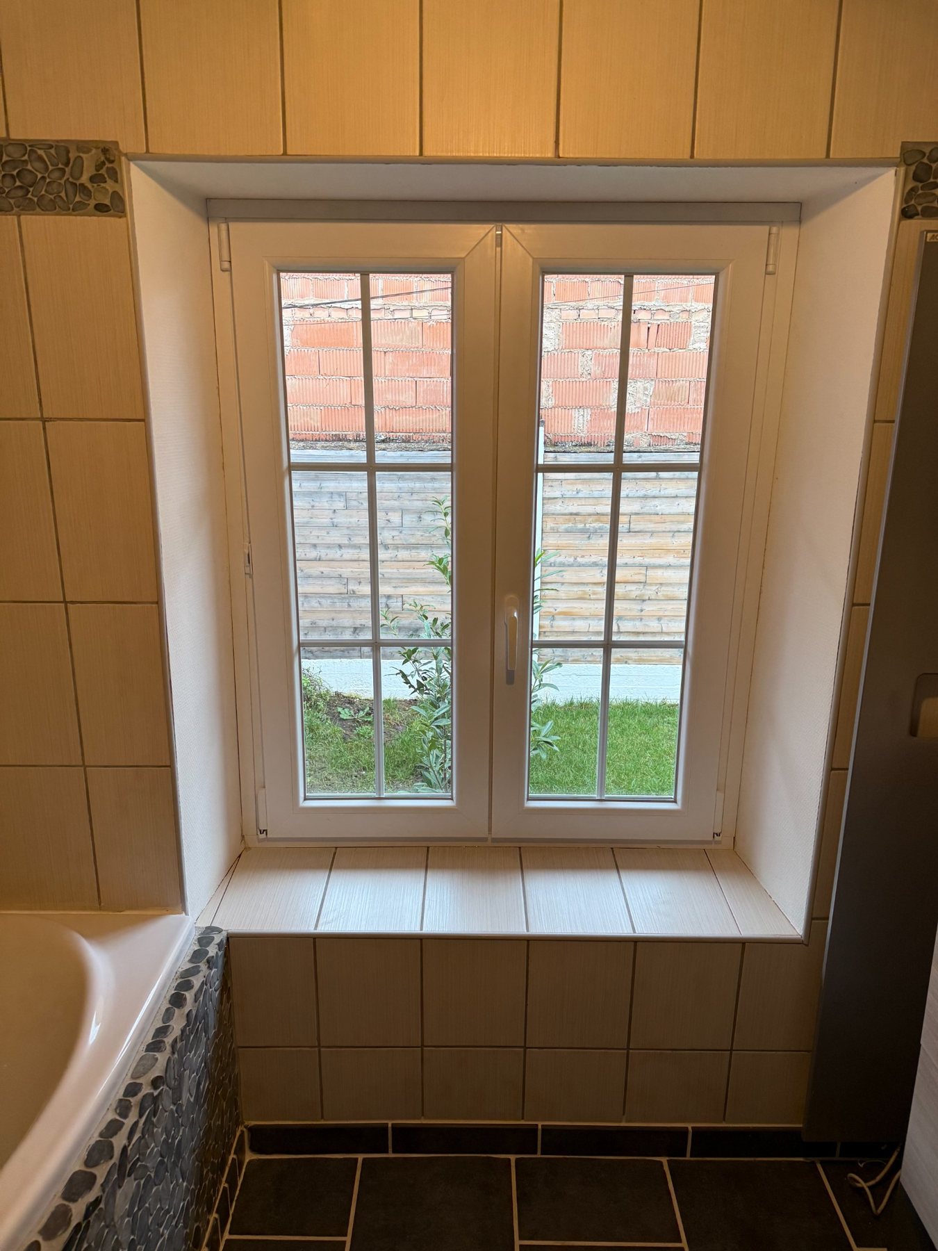 Fenêtre blanche dans une salle de bain