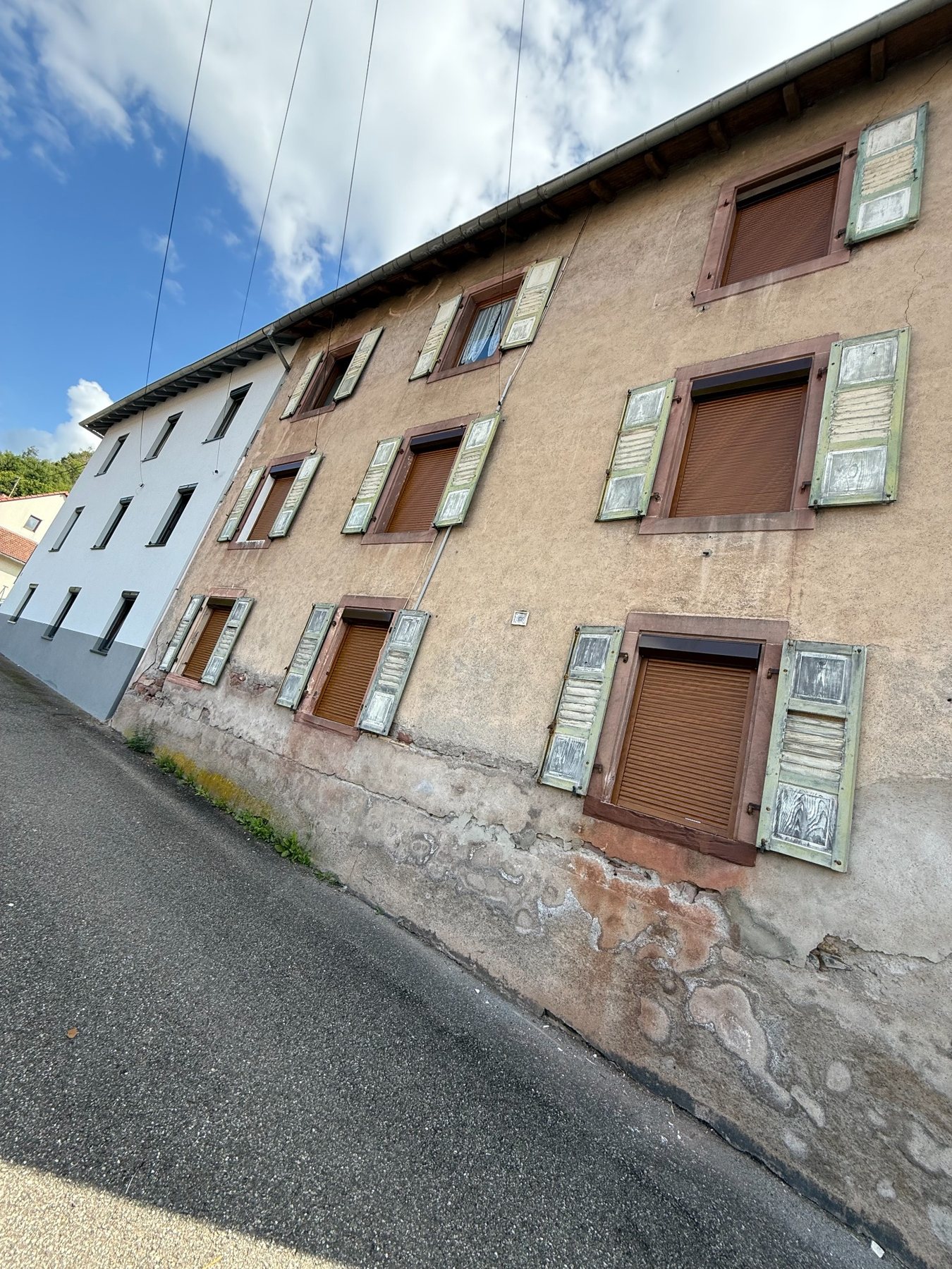 Façade avec plusieurs fenêtres et volets roulants