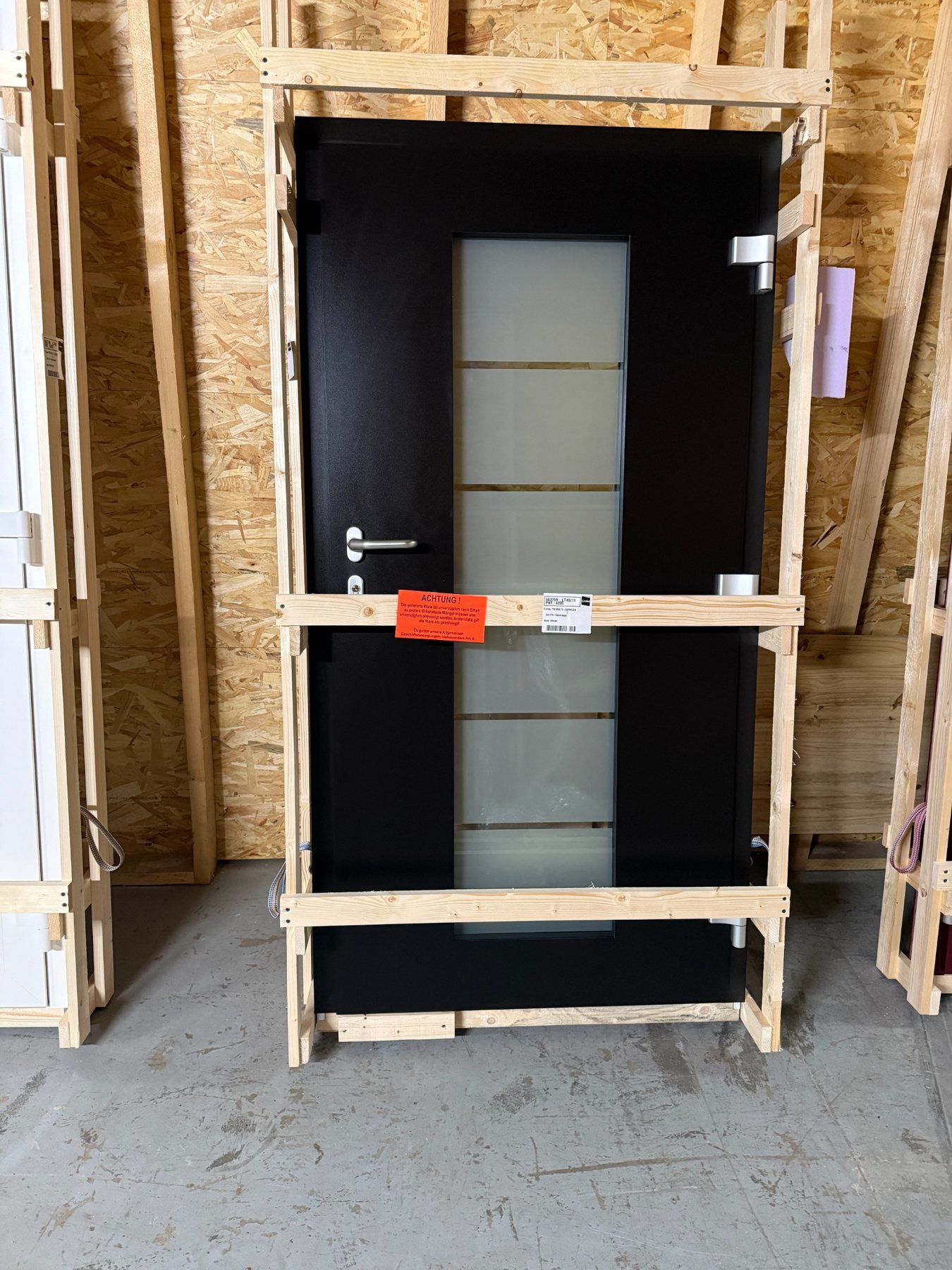 Porte noire neuve protégée avant pose